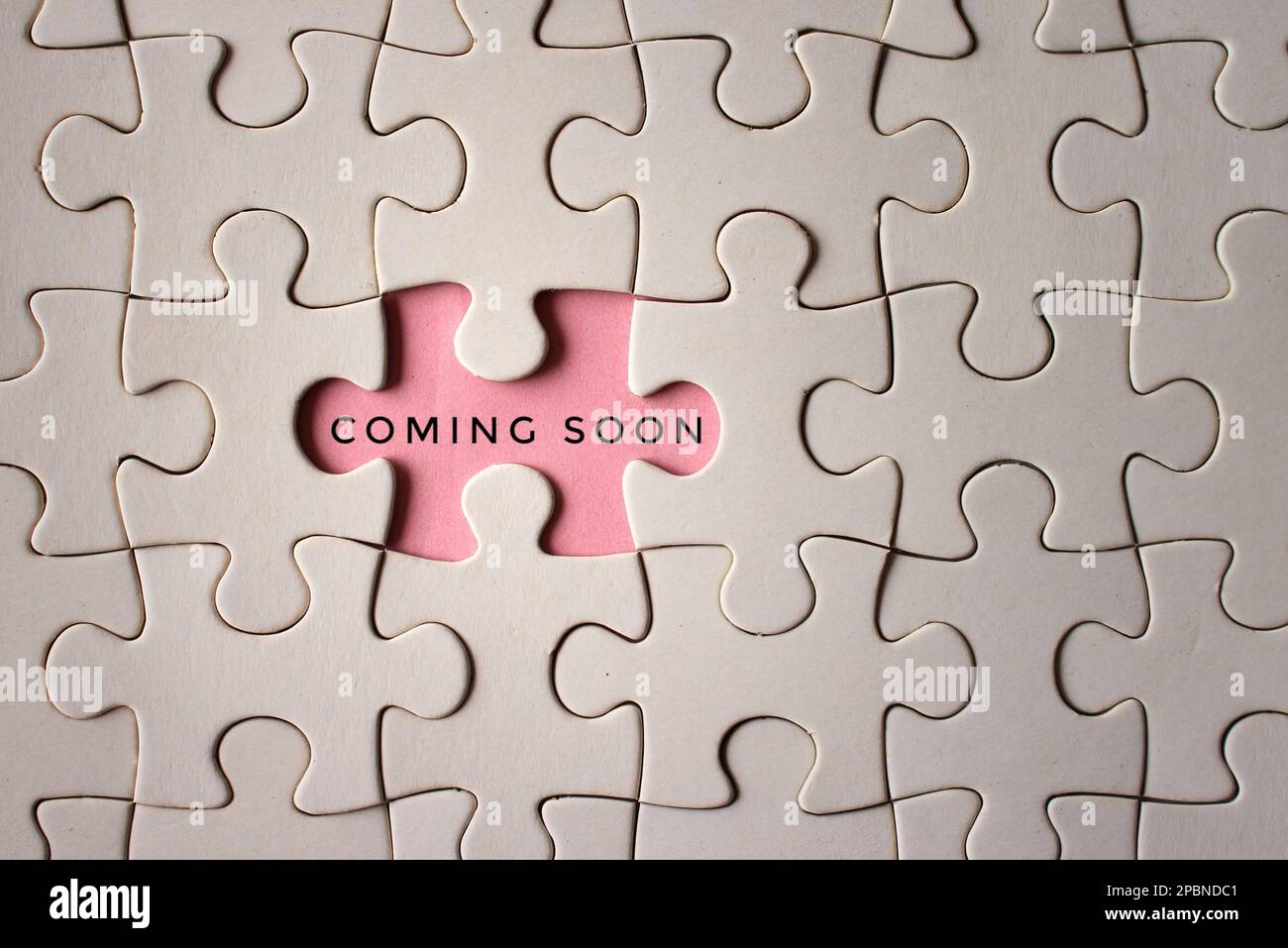 Vue de dessus de l'image de puzzle avec texte BIENTÔT disponible. Concept d'entreprise Banque D'Images Vue de dessus de l'image de puzzle avec texte BIENTÔT disponible. Concept d'entreprise Banque D'Images