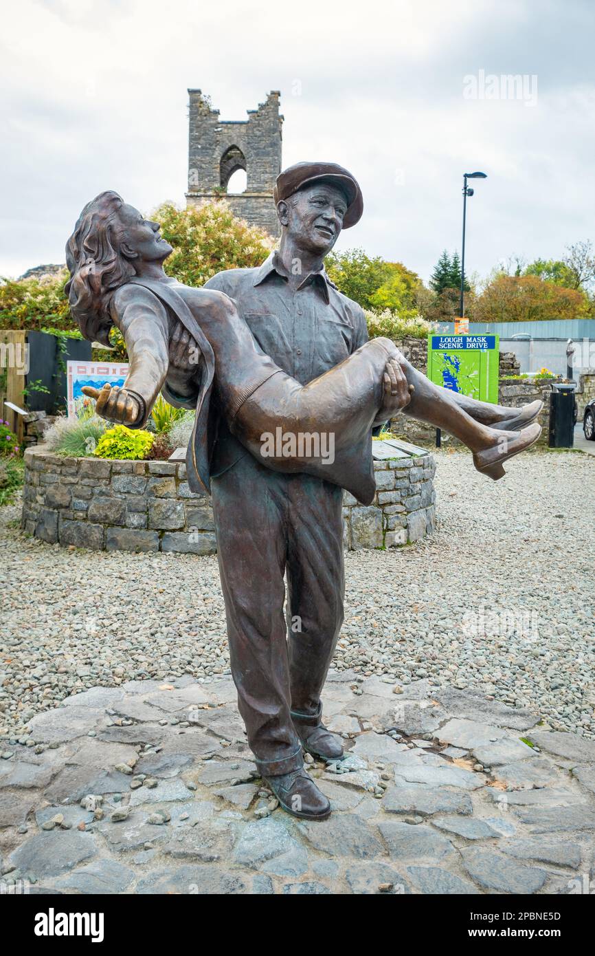 Statue de bronze de John Wayne et Maureen O'Hara du film « The Quiet Man ». Cong, Irlande Banque D'Images