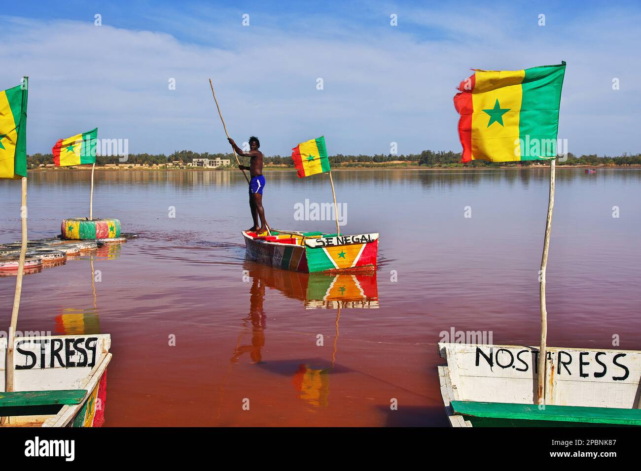 Le pêcheur sur le lac Retba, Lac rose près de Dakar, Sénégal, Afrique de l'Ouest Banque D'Images