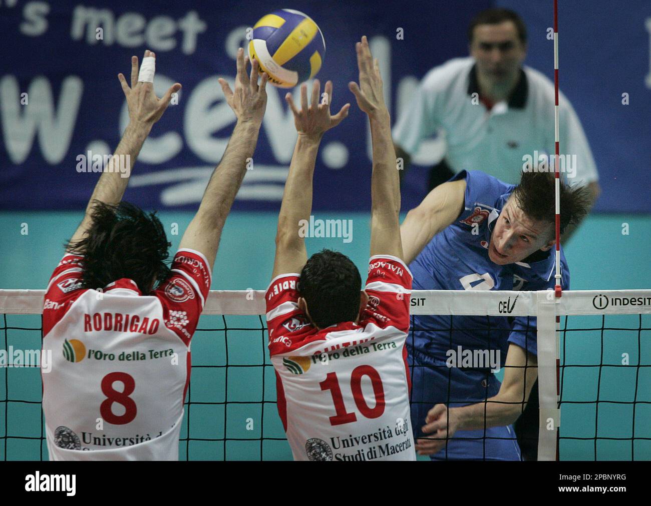 Russian team Dynamo Moscow's Alexander Korneev, right, smashes the ball past the block of Italian team Macerata's Santana Rodrigao, left, and Giacomo Samtini, center, during their European Champions League Final Four volleyball match in Moscow Sunday, April 1, 2007. Dynamo won 3-0 and took the bronze medal. (AP Photo/Ivan Sekretarev) Banque D'Images