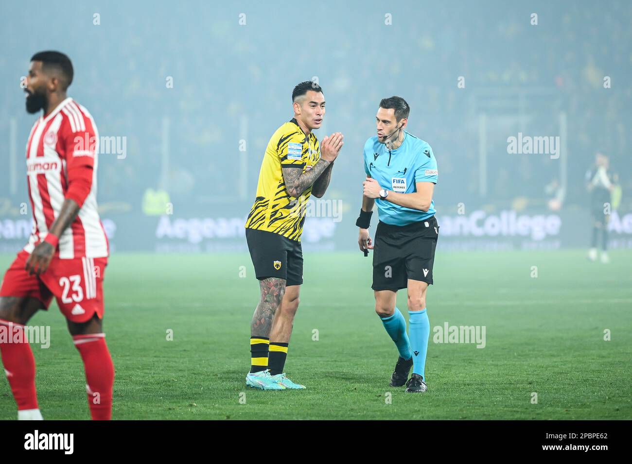 Athènes, Lombardie, Grèce. 12th mars 2023. 11 SERGIO ARAUJO du FC AEK en désaccord avec la décision de l'arbitre lors de la Super League grecque, Matchday 26, match entre le FC AEK et le FC Olympiacos au stade OPAP sur 12 mars 2023, à Athènes, Grèce. (Credit image: © Stefanos Kyriazis/ZUMA Press Wire) USAGE ÉDITORIAL SEULEMENT! Non destiné À un usage commercial ! Banque D'Images