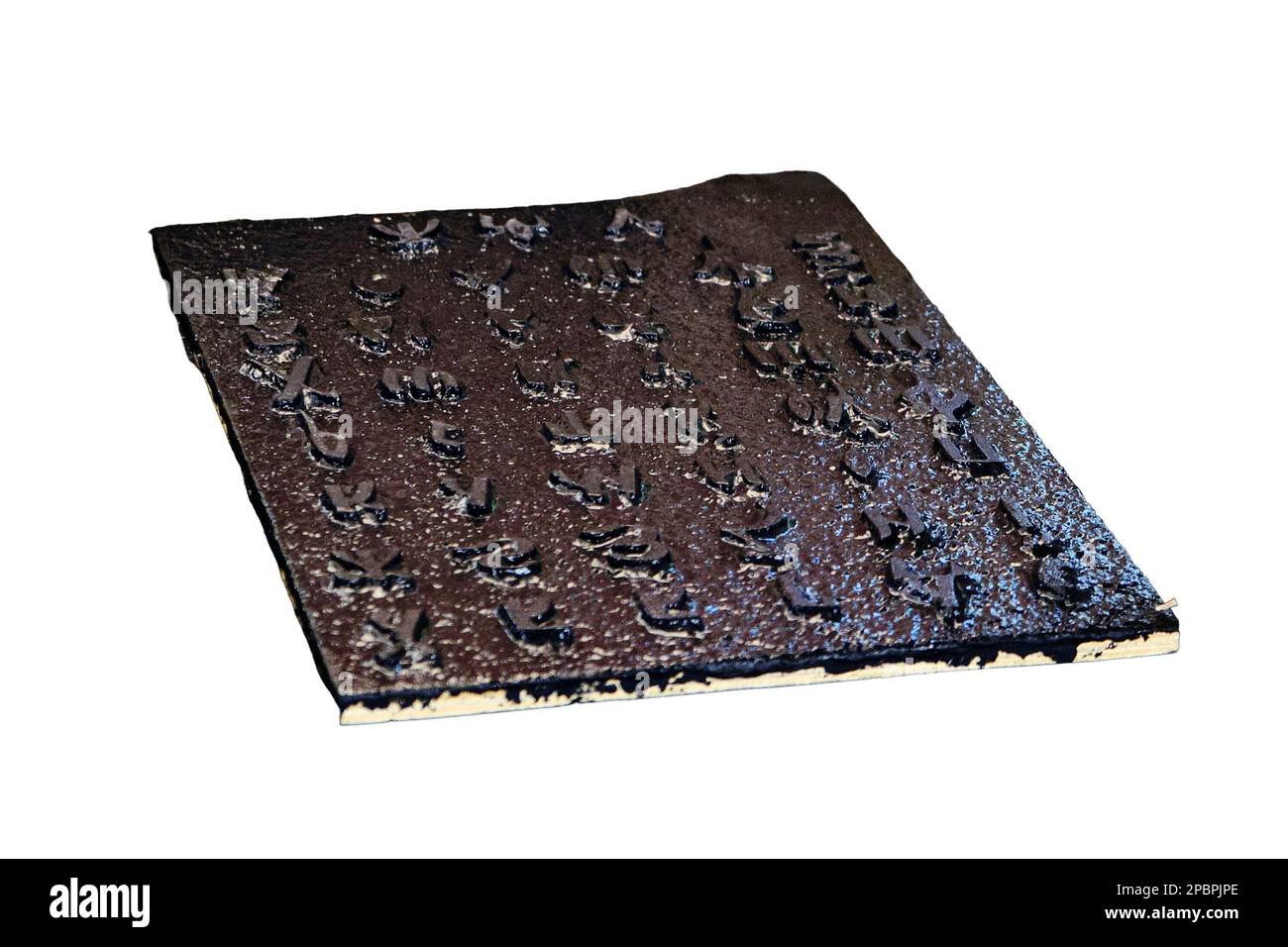 Prend une feuille de papier imprimée, isolée sur un fond blanc. Impression de livres ancienne méthode rétro, isolée sur fond blanc. Alphabet cyrillique pour Banque D'Images