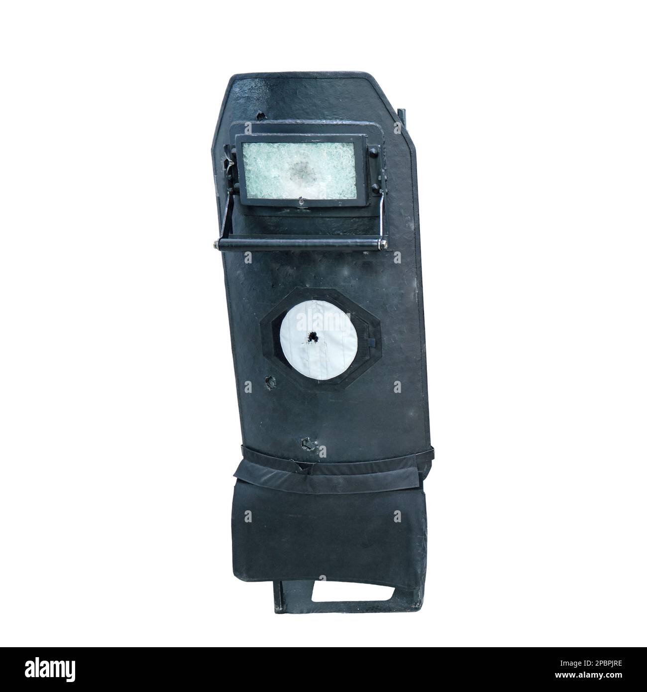 Démonstration de protections de police avec trous de balle, isolées sur fond blanc. Verre et armure à l'épreuve des balles et endommagés par les balles Banque D'Images