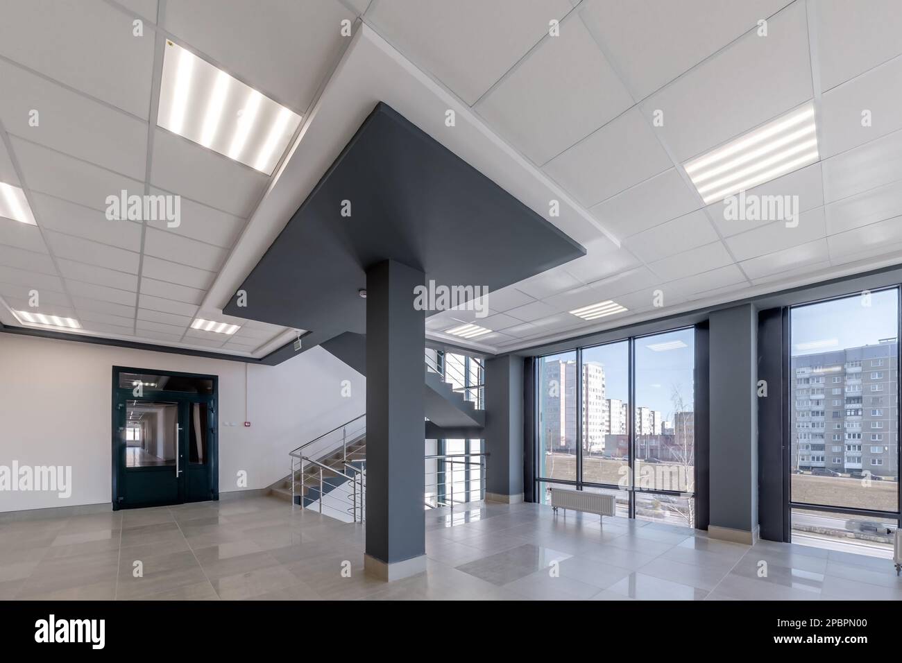 hall moderne vide avec colonnes, portes et fenêtres panoramiques. Banque D'Images