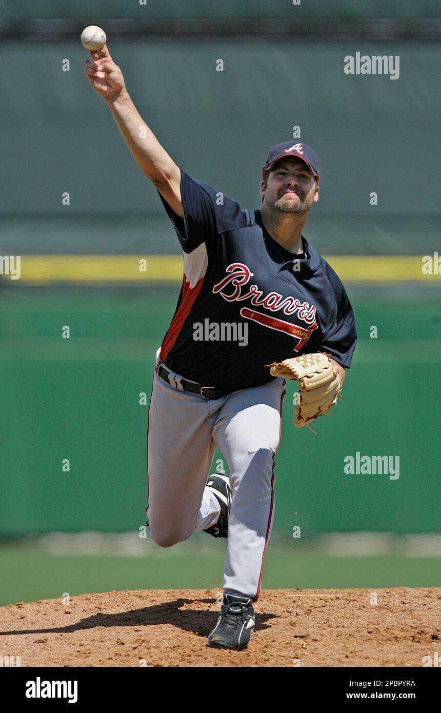 Atlanta Braves pitcher Kyle Davies delivers a warmup pitch in the third inning of the Braves 7-4 victory over the Philadelphia Phillies in their spring training baseball game in Clearwater, Fla., Friday, March 23, 2007. (AP Photo/Kathy Willens) Banque D'Images