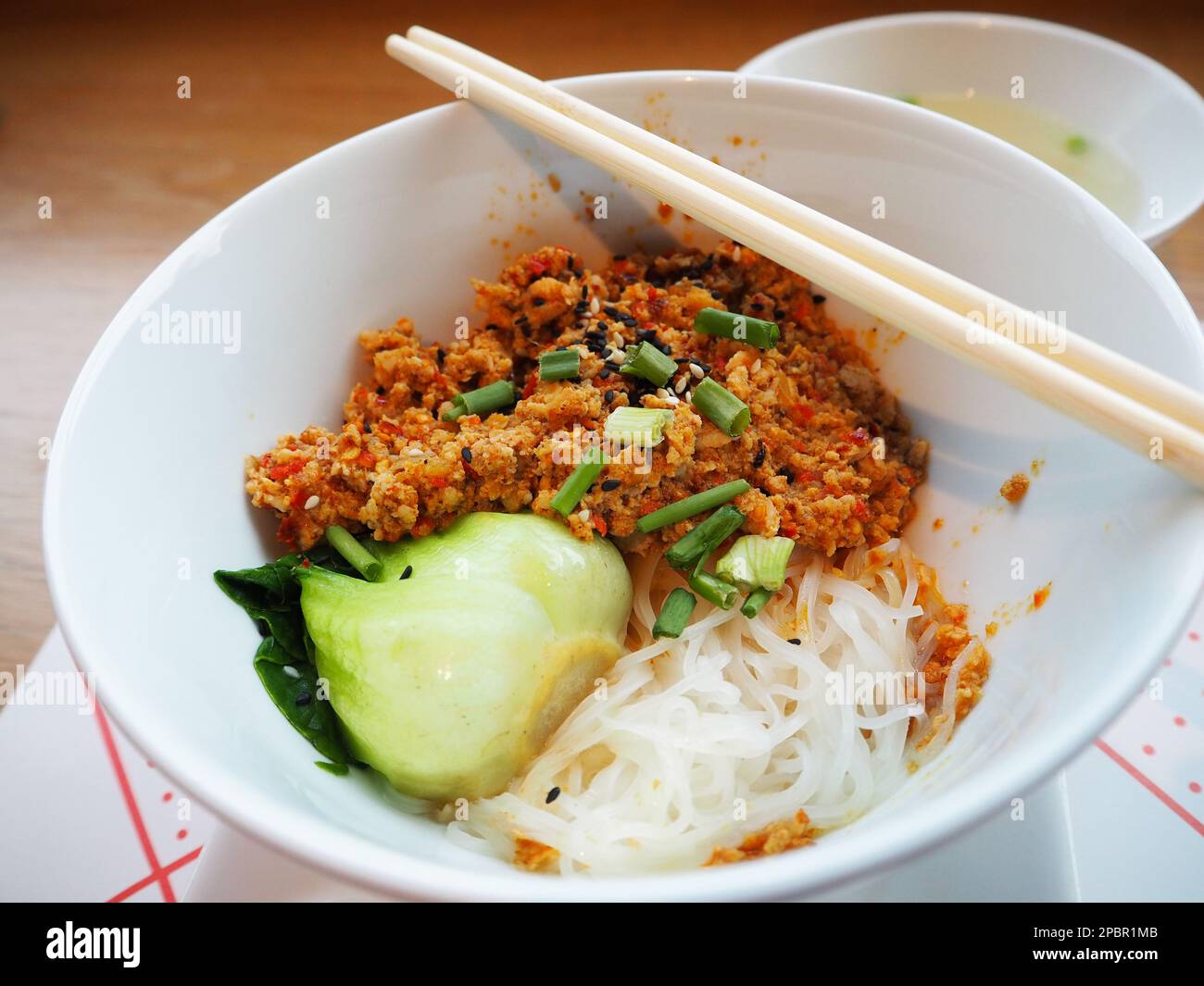 Nouilles de riz au porc haché épicé. Banque D'Images