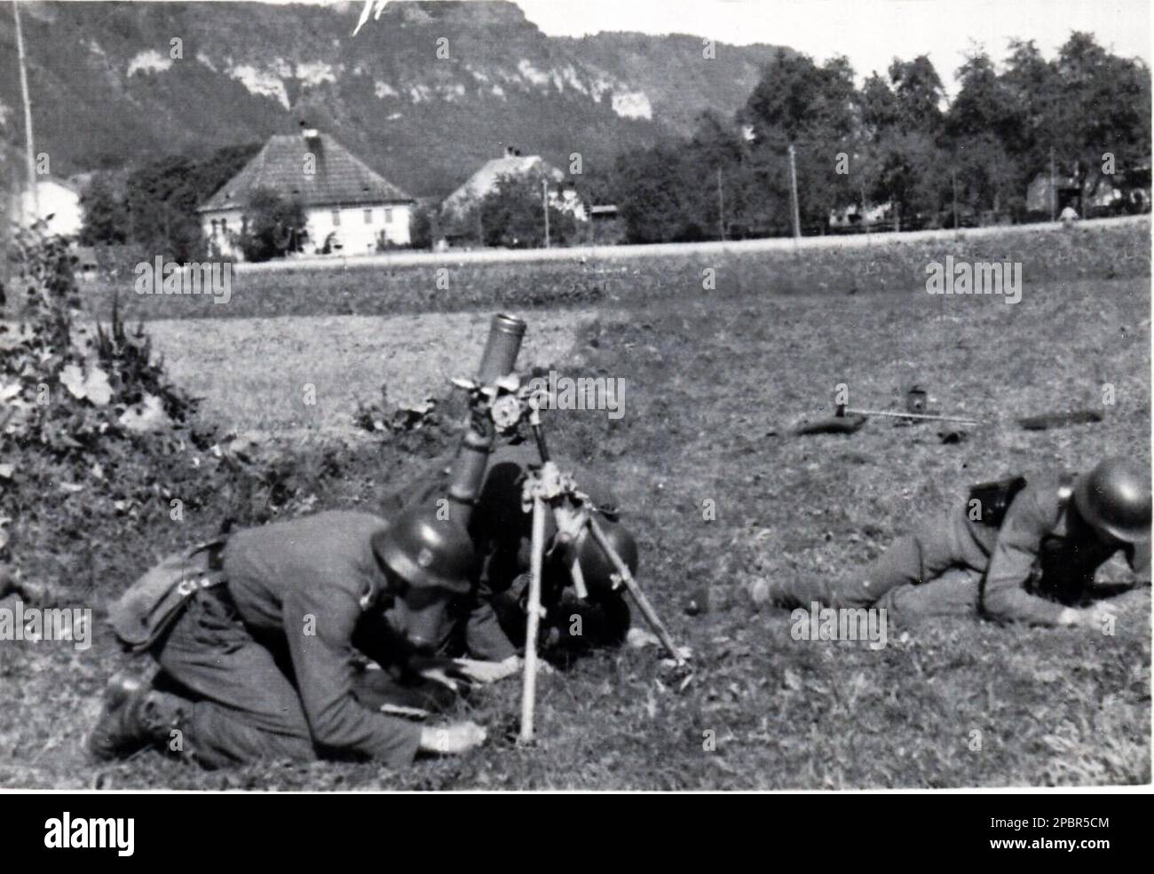 Photo allemande B&W de la Seconde Guerre mondiale cette photo provient d'une école SS Junker , (formation de leadership Academy) tir de mortier en Allemagne Banque D'Images