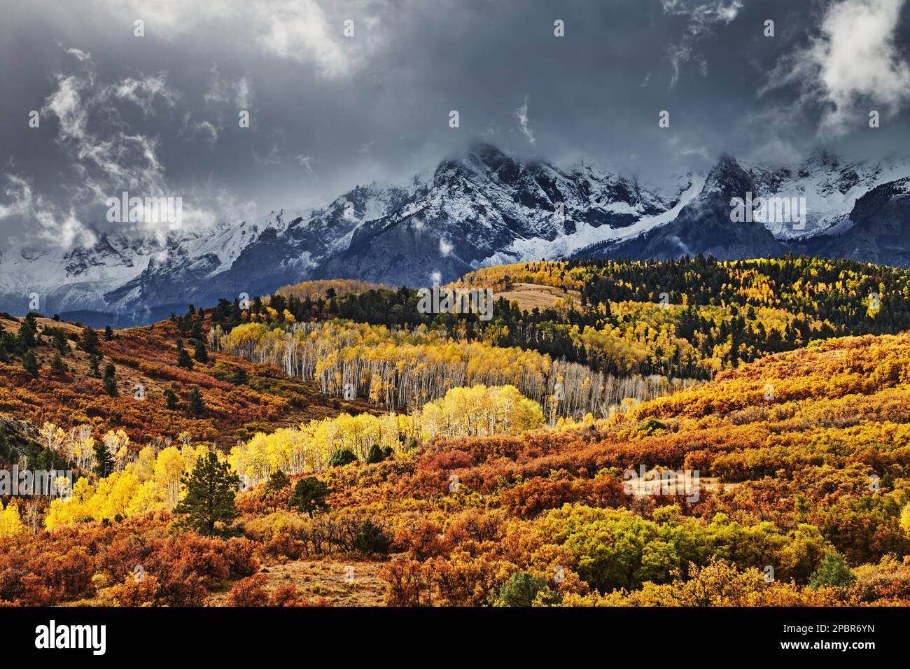 Magnifiques montagnes de San Juan aux couleurs de l'automne, vue depuis le col de la montagne Dallas Divide, Colorado, États-Unis Banque D'Images