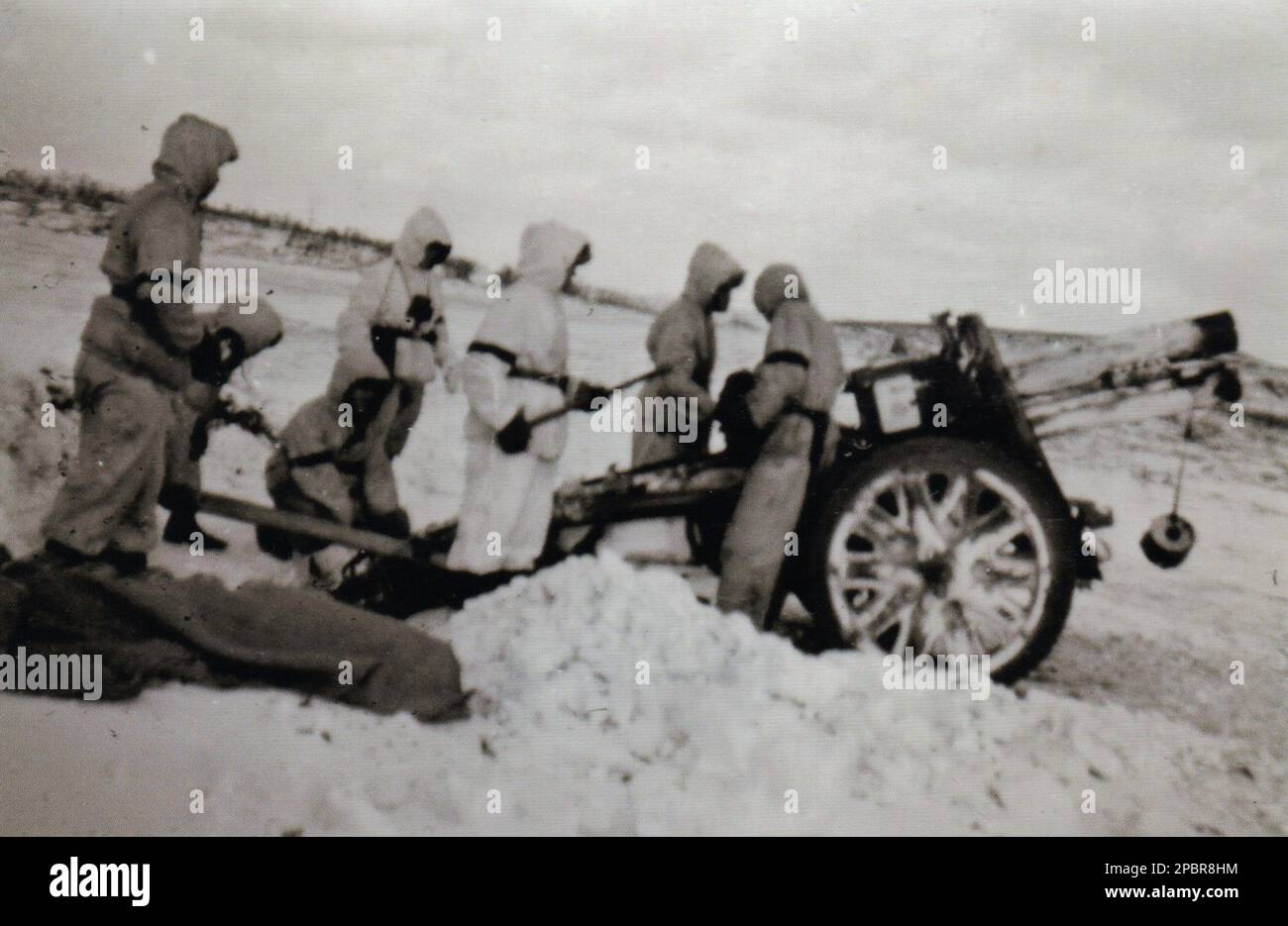 Photo B&W de la Seconde Guerre mondiale Allemand 15cm arme d'infanterie lourde sur le front russe 1943 . Les soldats allemands sont vêtus de parkas blanc neige, tout comme le pistolet peint en blanc Banque D'Images