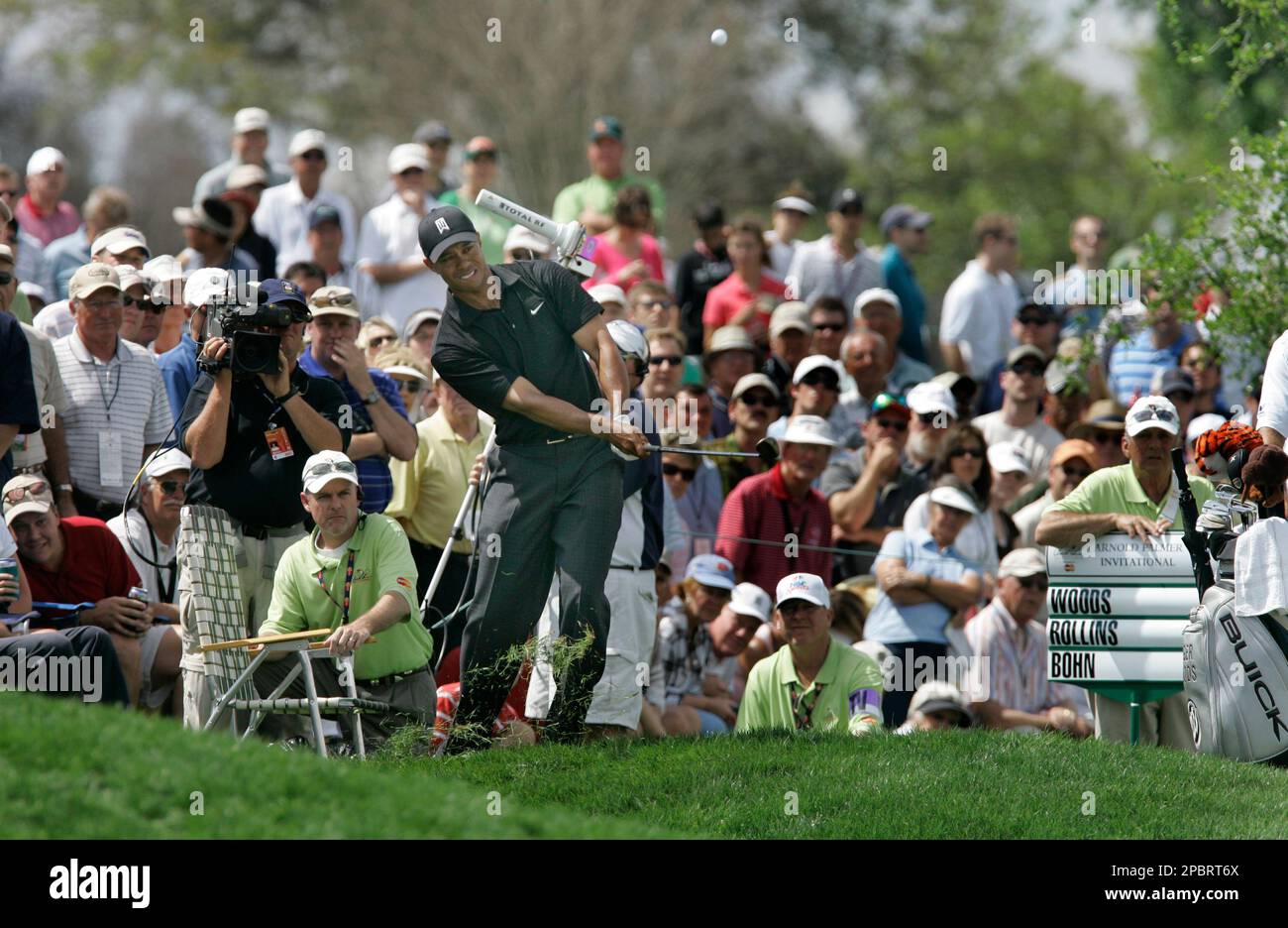 Tiger Woods chips a shot on the sixth green from near the gallery during the second round of play in the Arnold Palmer Invitational golf tournament in Orlando, Fla., Friday, March 16, 2007. (AP Photo/John Raoux) Banque D'Images