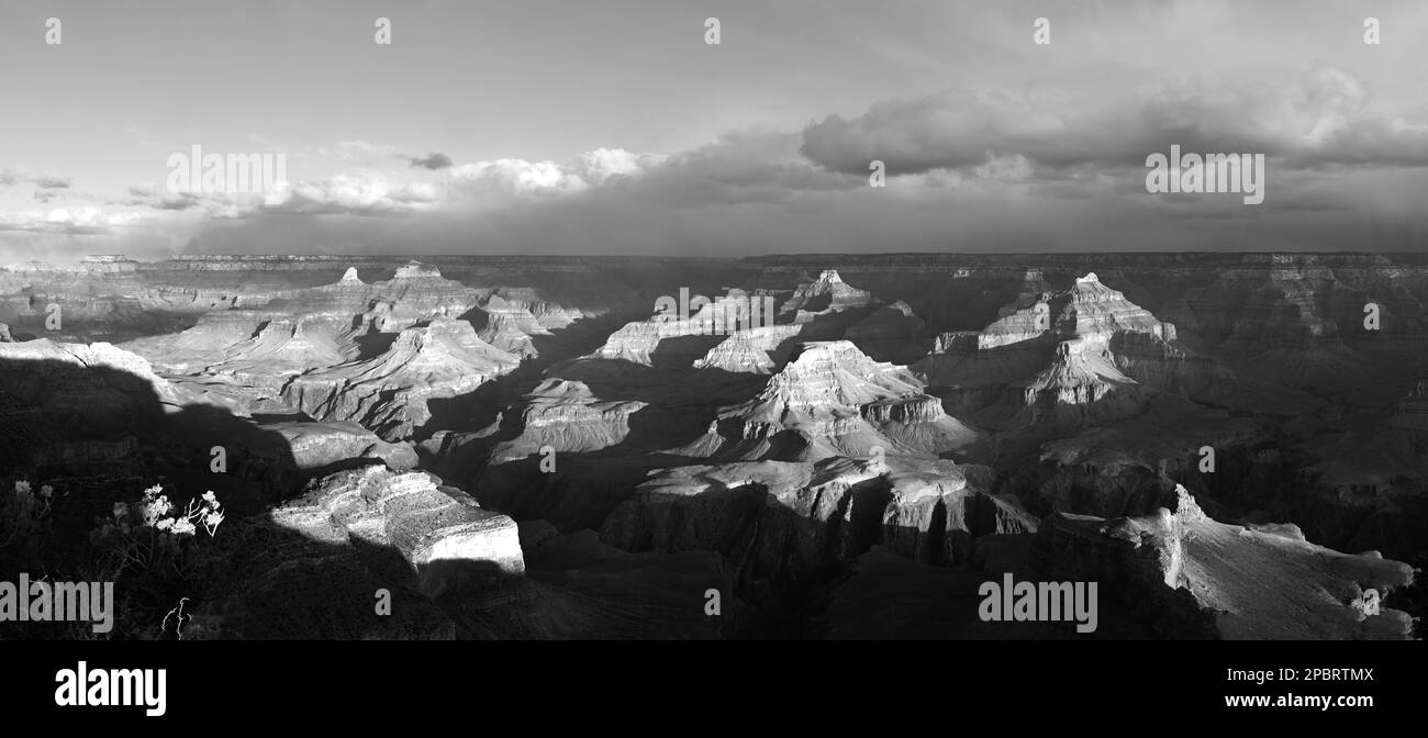 vue panoramique sur le grand canyon au coucher du soleil avec brouillard Banque D'Images