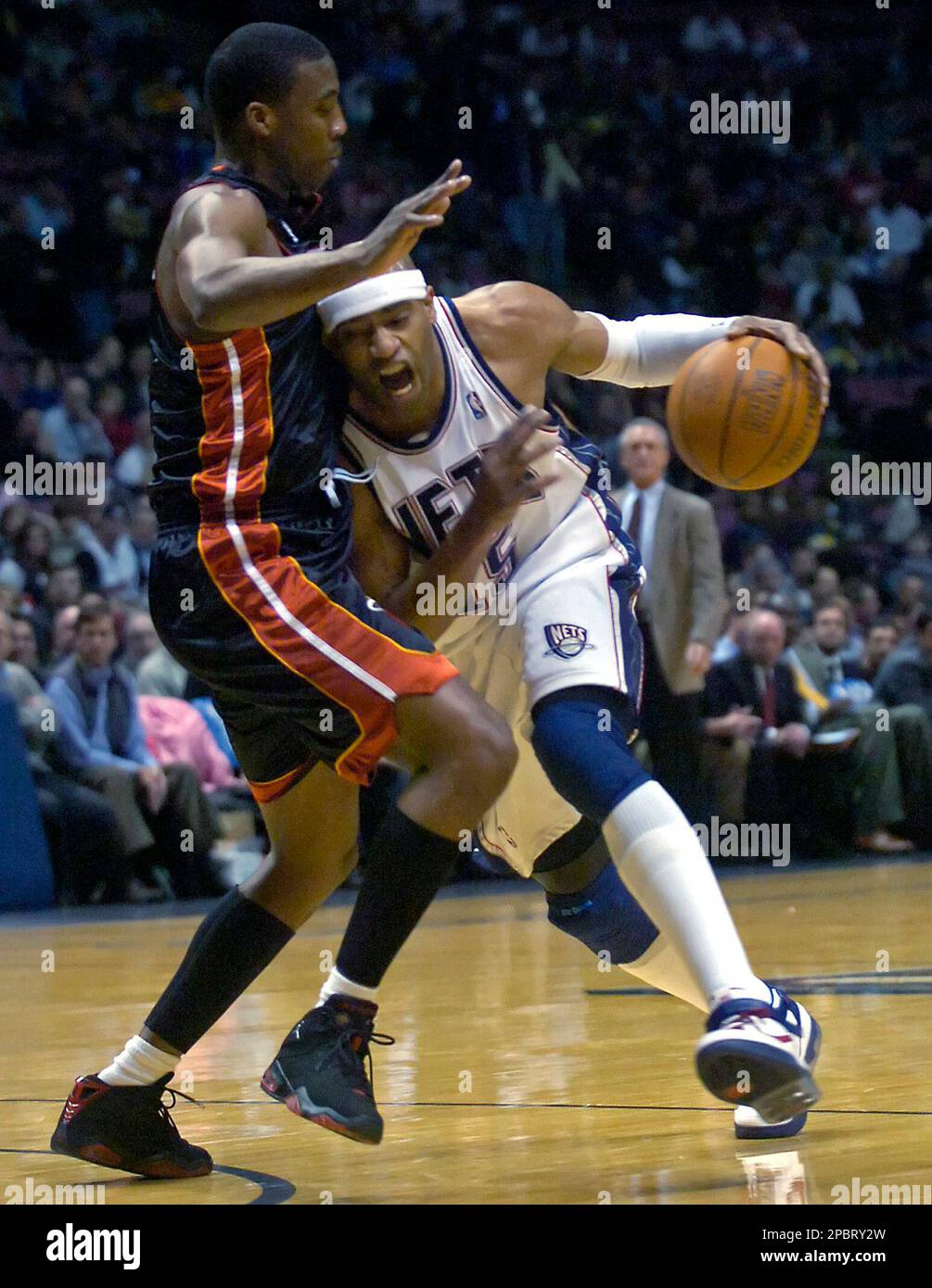 New Jersey Nets' Vince Carter, right, runs into the defense of Miami Heat guard Eddie Jones during first quarter NBA basketball Thursday night, March 15, 2007, in East Rutherford, N.J. (AP Photo/Bill Kostroun) Banque D'Images