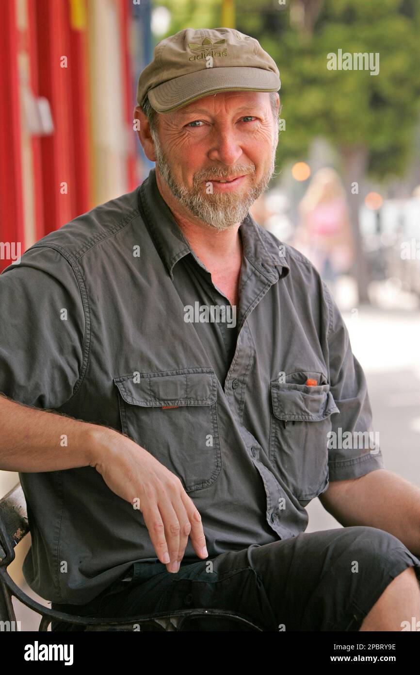 **FILE**British singer and songwriter Richard Thompson poses July 7, 2005, in Santa Monica, Calif. His latest song, "Dad's Gonna Kill Me," an anti-war song, is written from eyes of a solider. Thompson's upcoming album, due out May 29, is titled "Sweet Warrior" but Iraq is not the focal point,(AP Photo/Kevork Djansezian) Banque D'Images