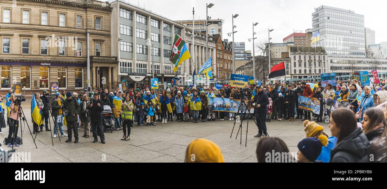 02.28.2023 - Nottingham, Royaume-Uni - panorama d'une manifestation contre l'invasion russe en Ukraine. Photo de haute qualité Banque D'Images