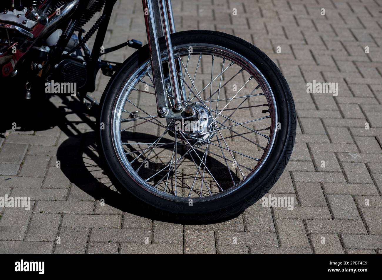 Minsk, Bélarus, mars 2023 - roue de la légendaire Harley Davidson moto. moto américaine Banque D'Images