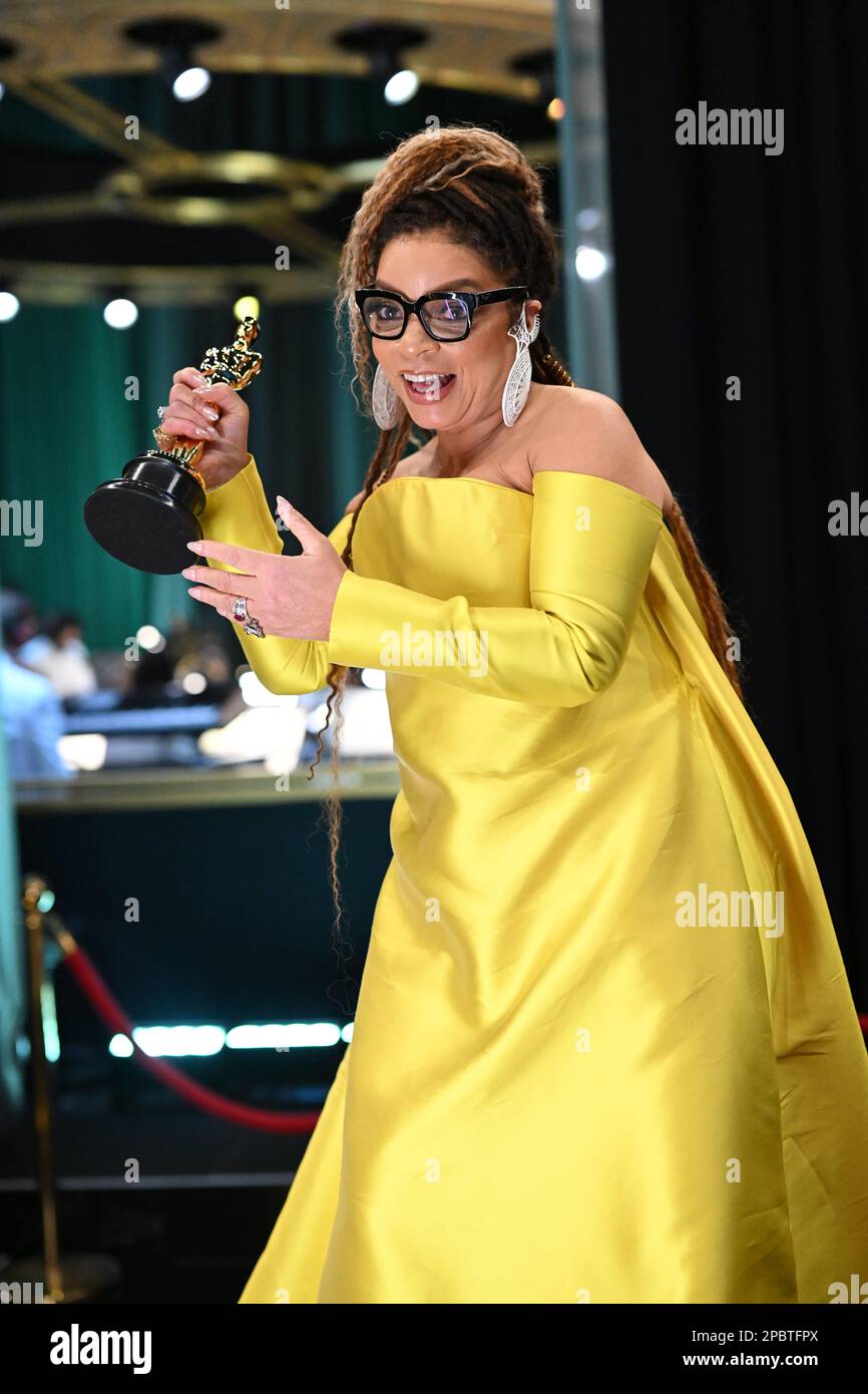 Hollywood, Californie, États-Unis. 12th mars 2023. Ruth E. carter en coulisses avec l'Oscar du Costume Design lors de la diffusion en direct des Oscars 95th au Dolby Theatre d'Ovation Hollywood, dimanche, 12 mars 2023. (Credit image: © AMPAS/ZUMA Press Wire Service) USAGE ÉDITORIAL SEULEMENT! Non destiné À un usage commercial ! Banque D'Images