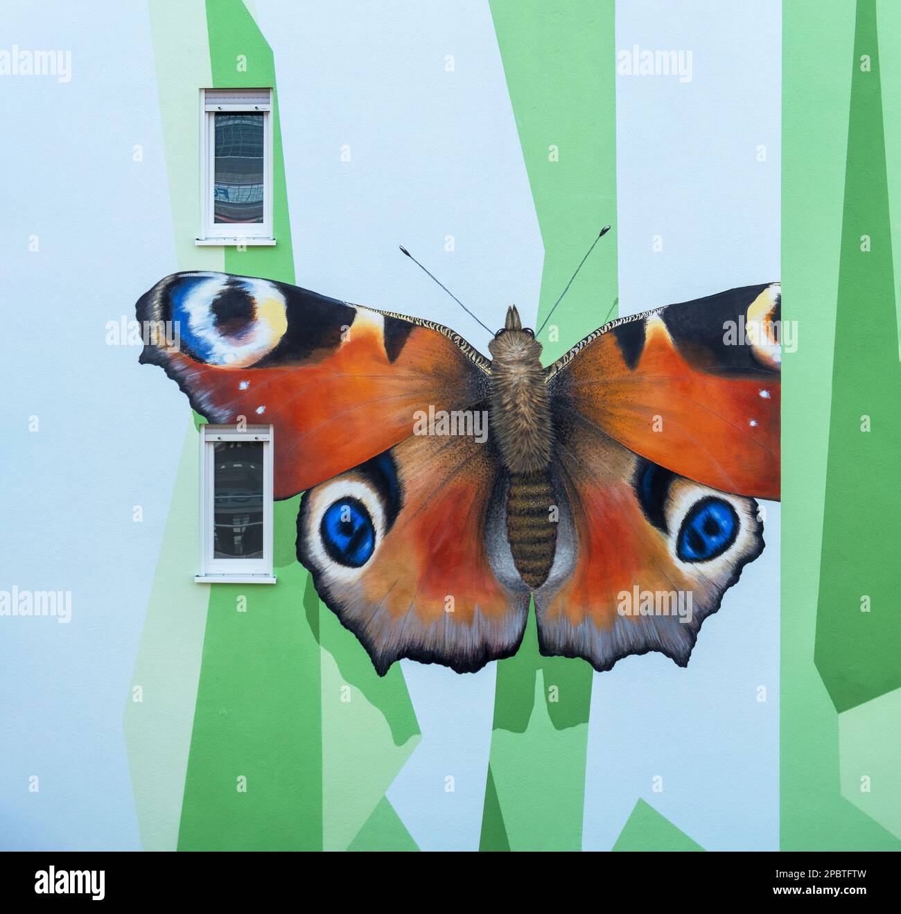 détail bâtiment d'un immeuble moderne, artistique conçu avec un motif de formes polygonales symbolisant les éléments floraux abstraits et un peint Banque D'Images