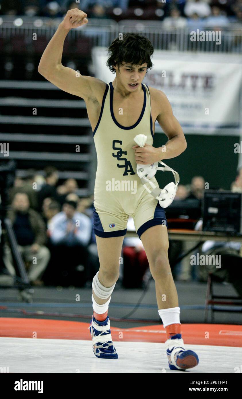 Shady Side Academy's Dane Johnson celebrates after beating Northwestern Lehigh's Evan Yenolevich in their 112-pound class AAA championship match at the Pennsylvania High School wrestling Championships, in Hershey, Pa., Saturday, March 10, 2007. (AP Photo/Carolyn Kaster) Banque D'Images