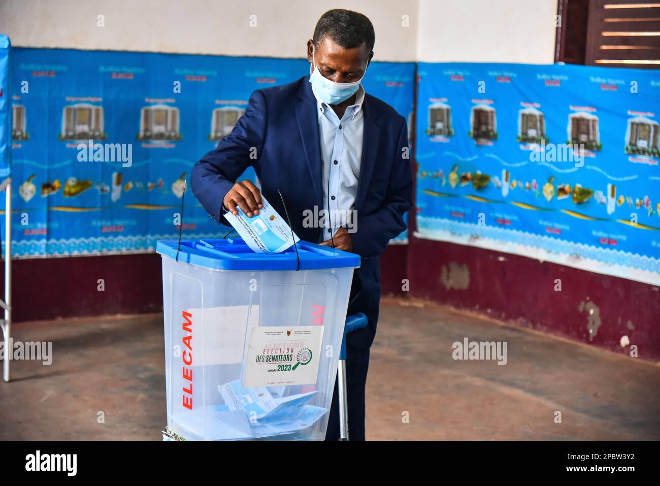 Yaoundé, Cameroun. 12th mars 2023. Un électeur met un bulletin de vote dans l'urne à un bureau de vote à Yaoundé, au Cameroun, au 12 mars 2023. Le vote pour les élections sénatoriales a commencé dimanche matin dans 198 bureaux de vote dans dix régions du pays. Credit: Keppeu/Xinhua/Alay Live News Banque D'Images