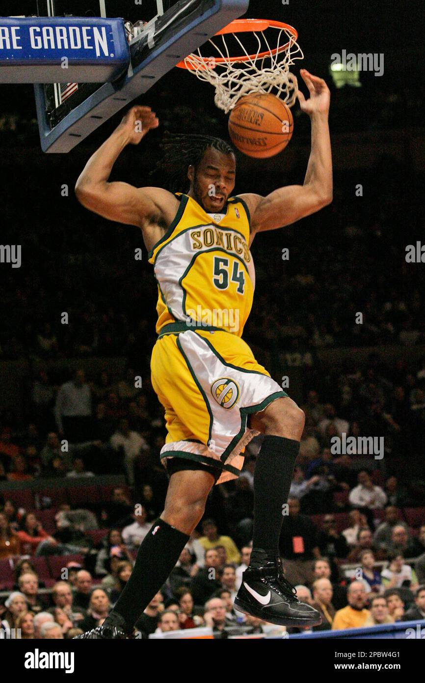 Seattle SuperSonics' Chris Wilcox dunks the ball during the third quarter of NBA basketball action against the New York Knicks Tuesday, March 6, 2007 at Madison Square Garden in New York. The SuperSonics defeated the Knicks 100-99. (AP Photo/Mary Altaffer) Banque D'Images