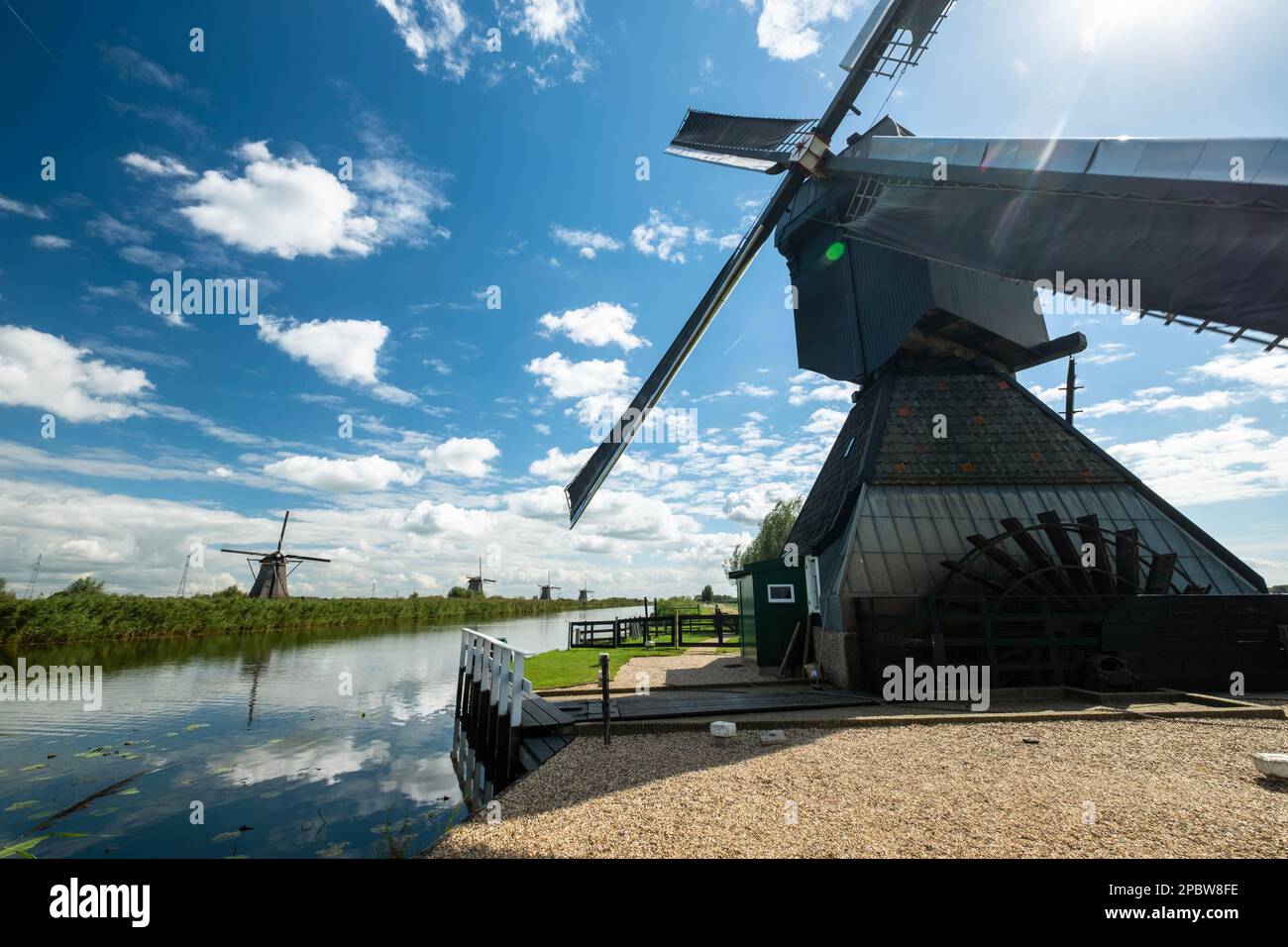 Carte postale d'un moulin à vent et des canaux sous un ciel gris à Kinderdijk Banque D'Images