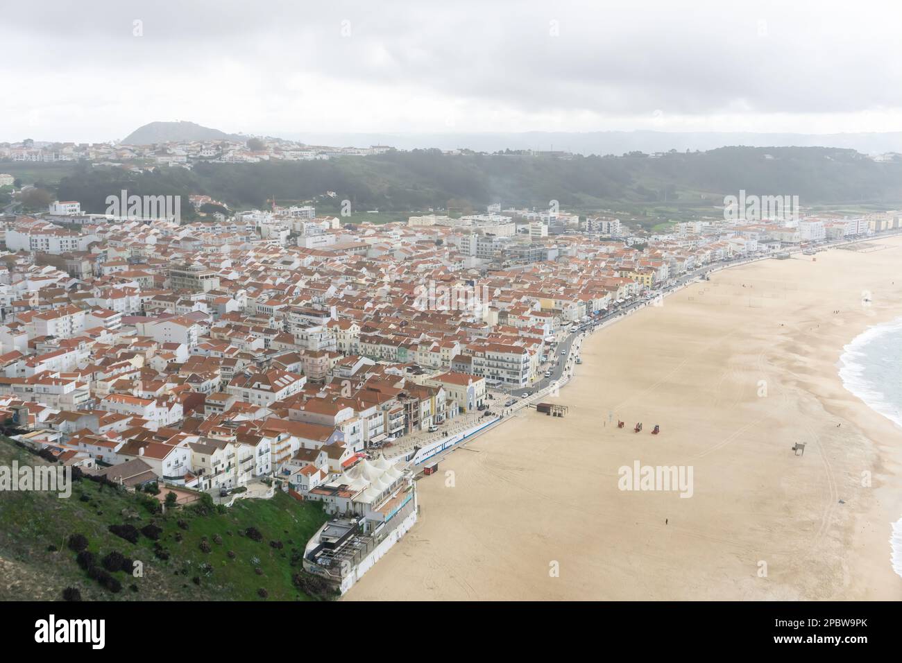 Vue de dessus d'une ancienne ville portugaise sur l'océan Banque D'Images