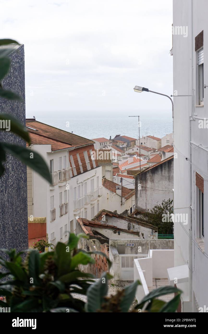 Rues aux maisons blanches et aux oofs orange, une ancienne ville portugaise Banque D'Images