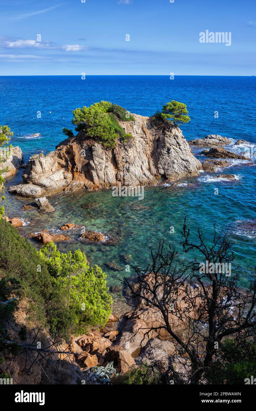 Côte pittoresque de la Costa Brava avec îlot rocheux en mer Méditerranée (Baléares, ibérique) en Catalogne, province de Gérone, Espagne. Banque D'Images