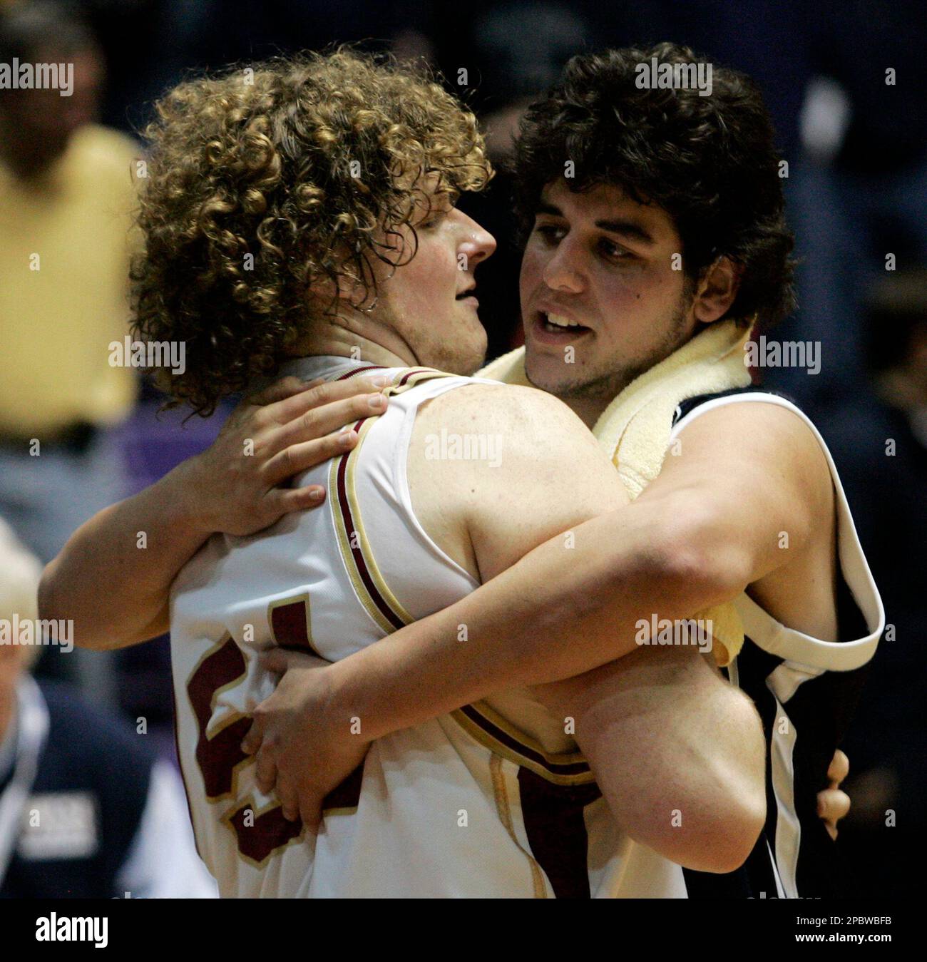 Saint Mary's center Omar Samhan, right, congratulates Santa Clara center John Bryant after their West Coast Conference men's semifinal basketball game in Portland, Ore., Sunday, March 4, 2007. Bryant scored 14 points to lead Santa Clara in their 63-47 win over Saint Mary's.(AP Photo/Don Ryan) Banque D'Images