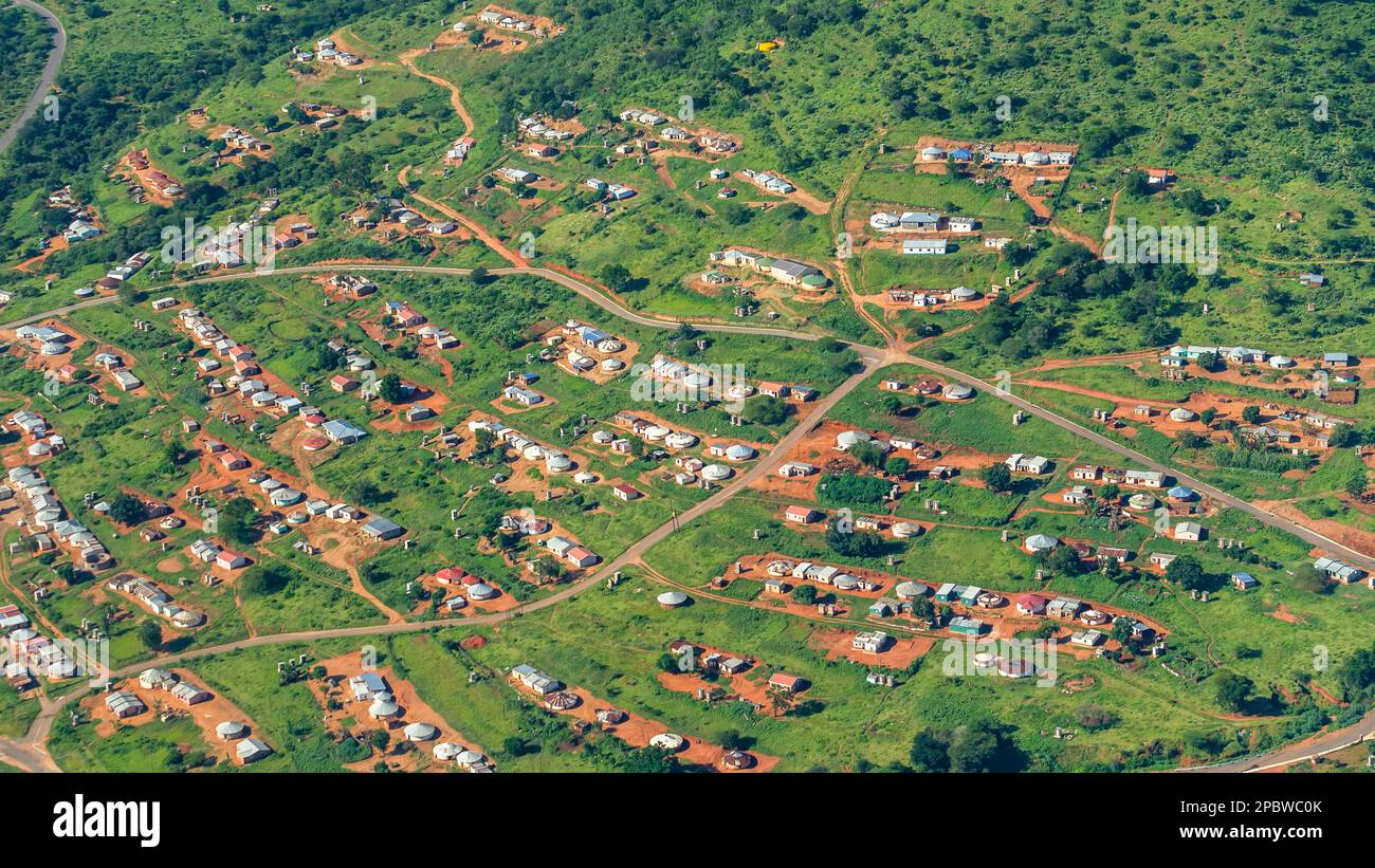 Survol photo de la tribu des maisons familiales Zulu aménagement de la maison paysage en vert végétation d'été luxuriante de la vallée d'Inanda . Banque D'Images