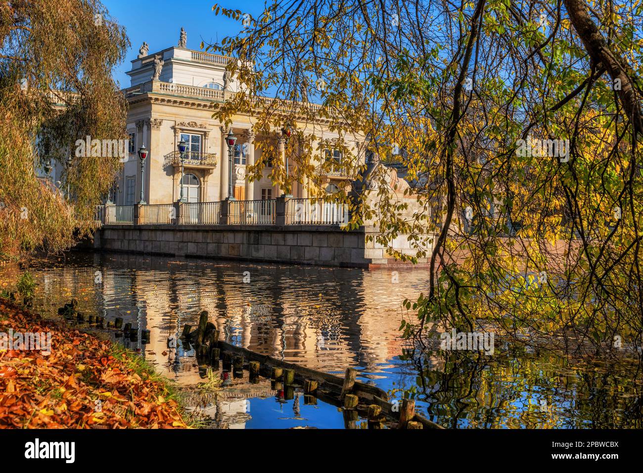 Palais sur l'île et feuillage d'automne dans le parc Lazienki (parc des bains royaux), ville de Varsovie, Pologne. Banque D'Images