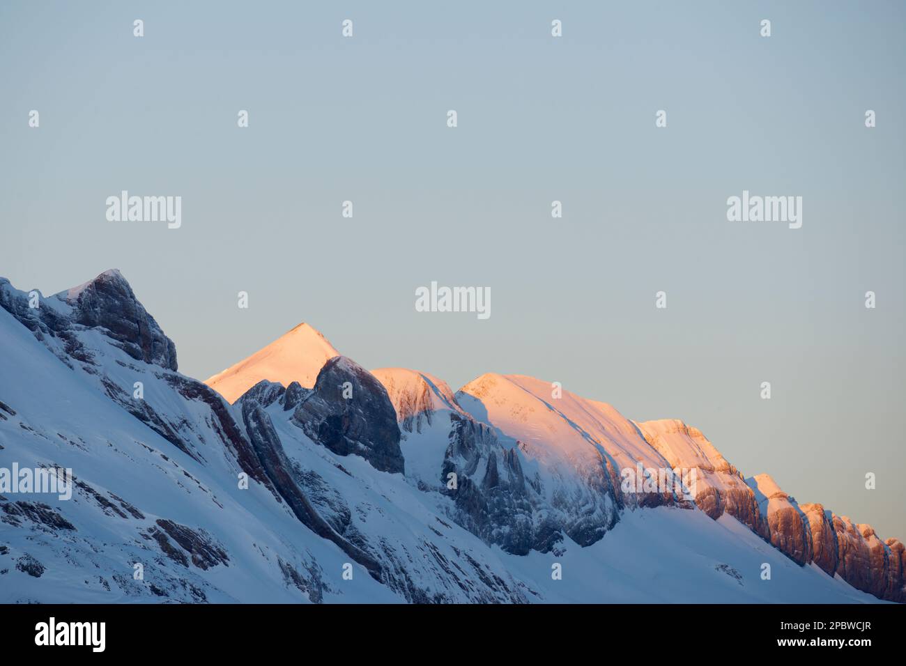 Sommets enneigés au coucher du soleil dans les Pyrénées Banque D'Images