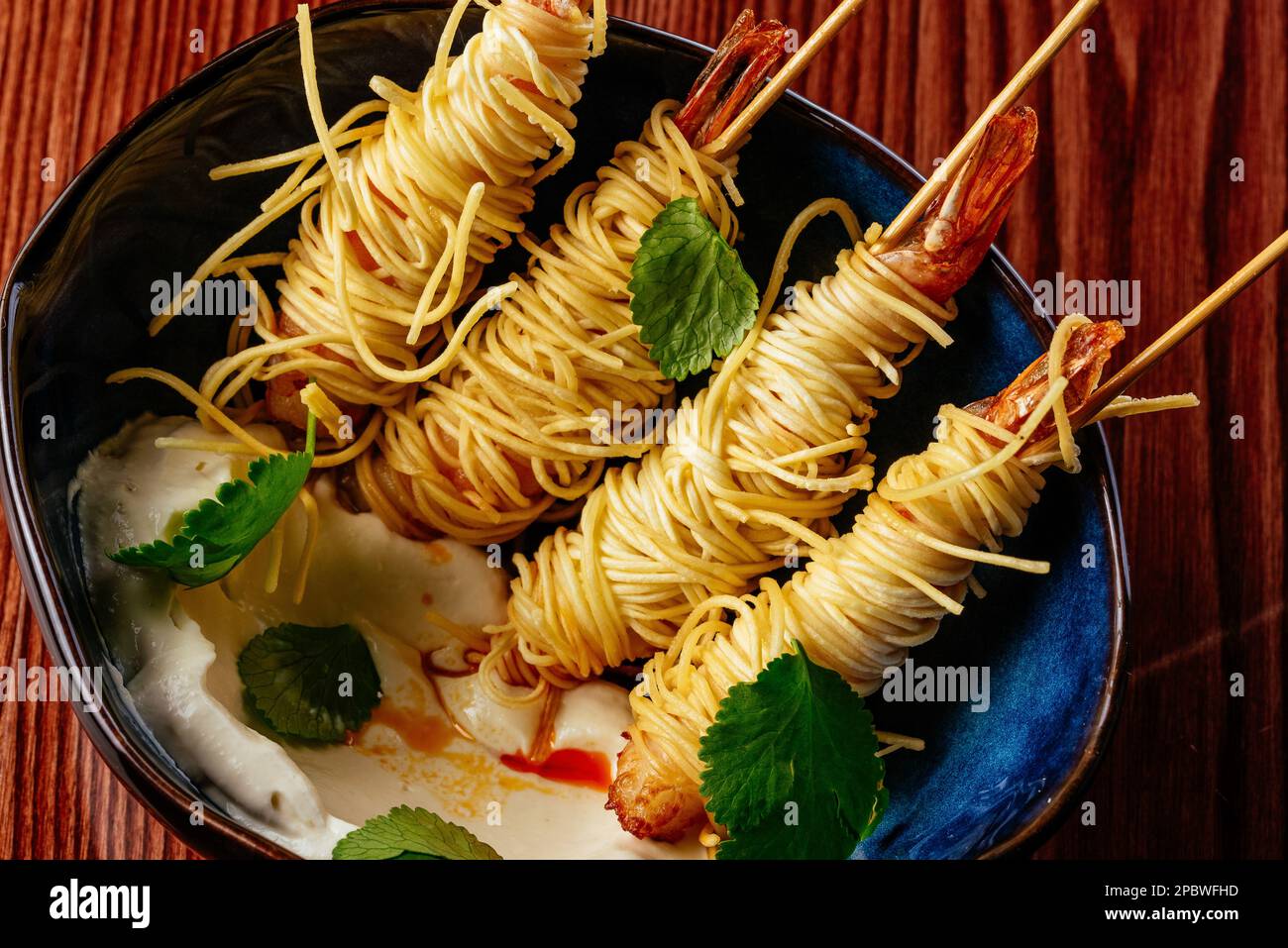crevettes frites dans de la pâte à frire avec de la sauce et des légumes Banque D'Images