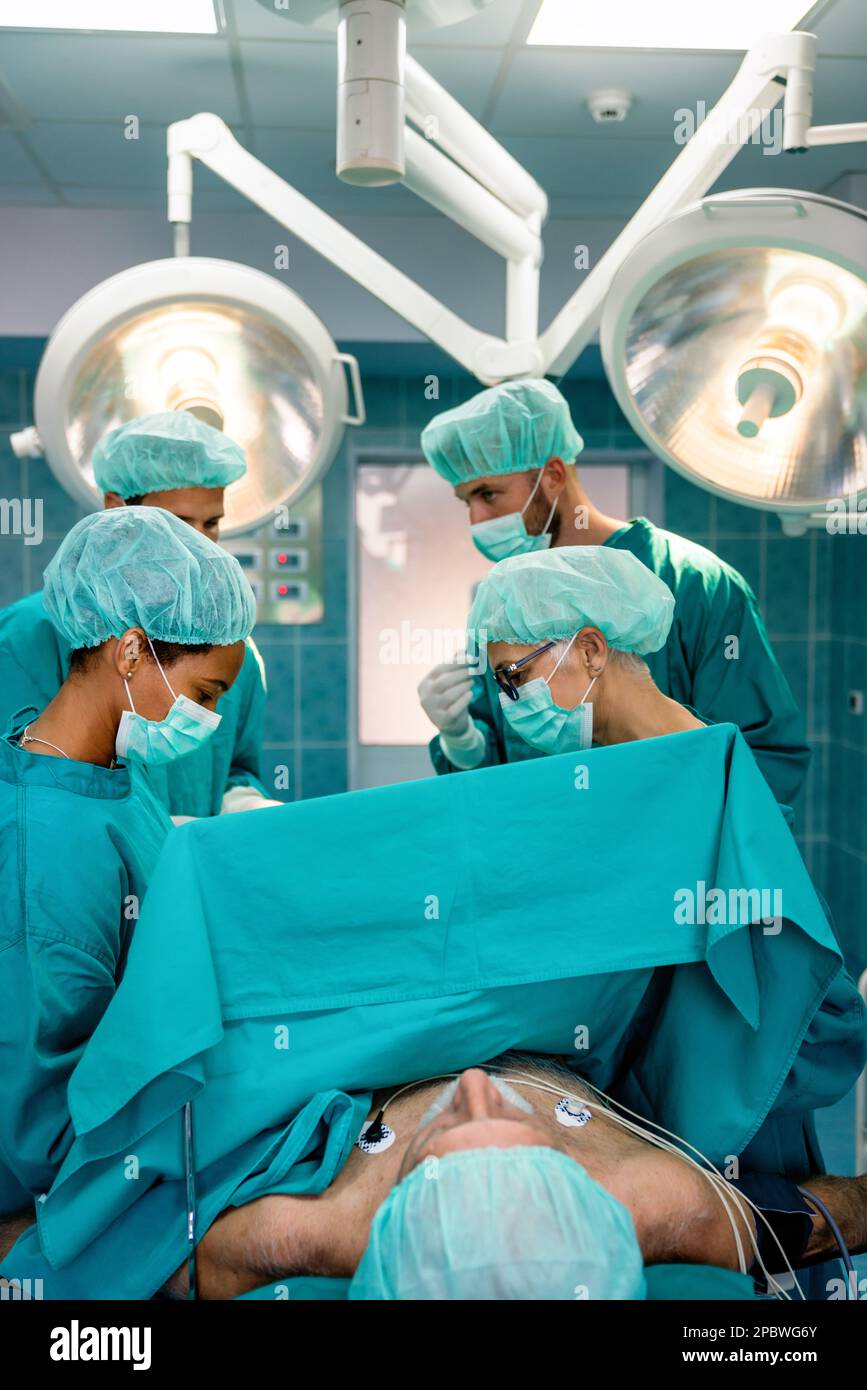Groupe de médecins du chirurgien au travail en salle d'opération. Banque D'Images