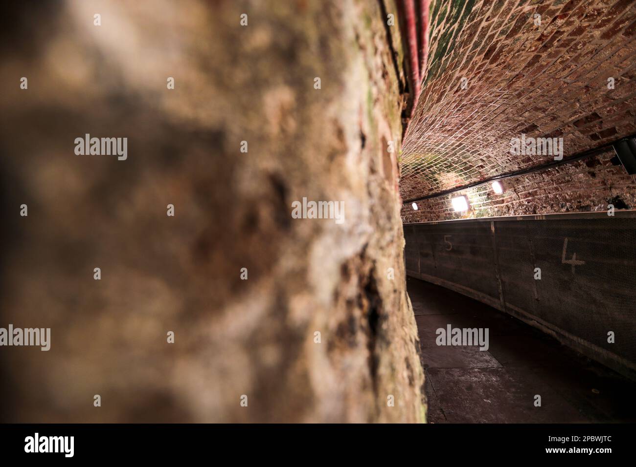 Le tunnel reliant la prison à la cour de l'autre côté de la rue. Excursion en prison sur Crumlin Road, Belfast, Irlande du Nord. Banque D'Images