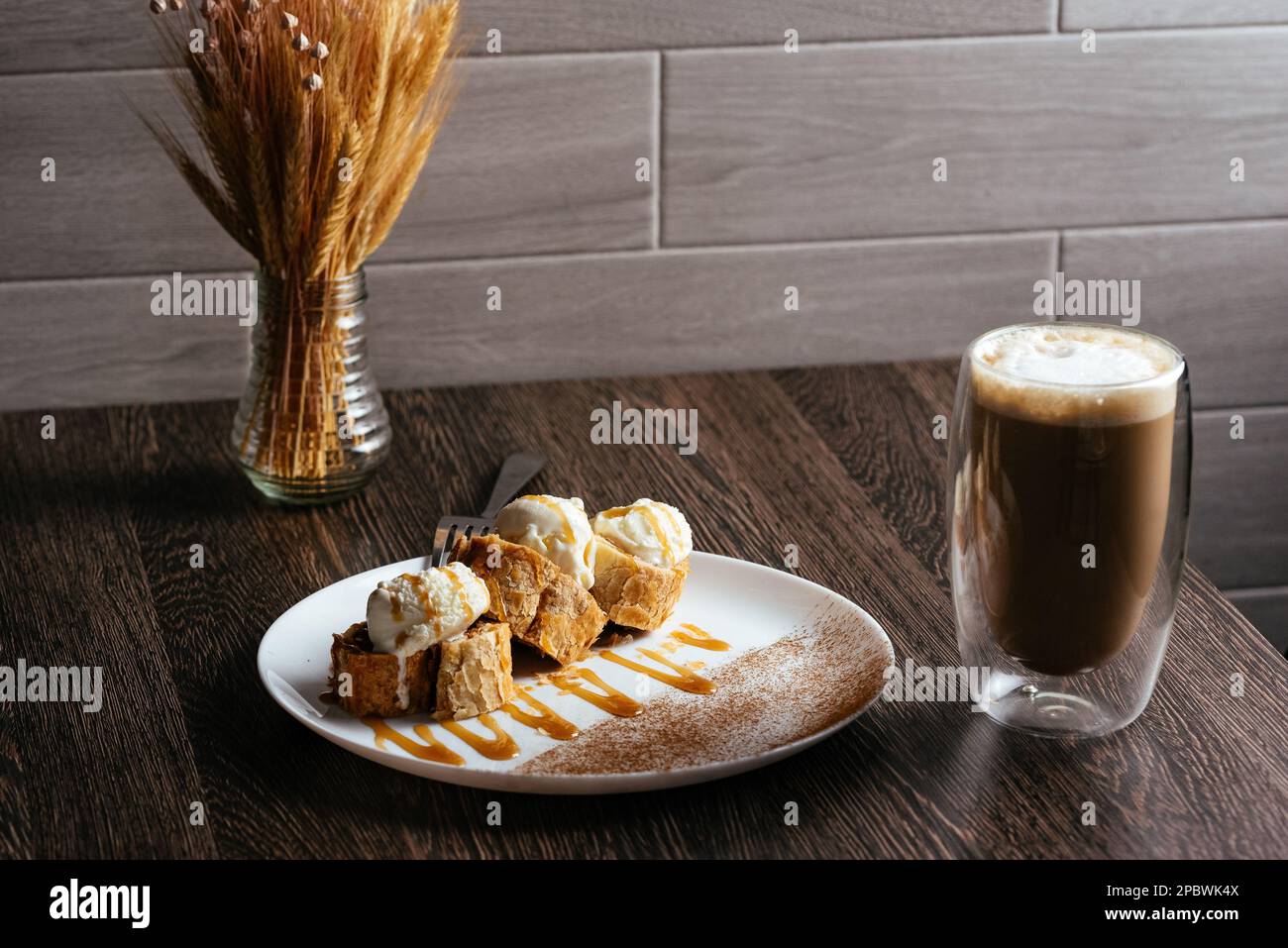 tarte aux pommes avec boules de crème glacée. latte le café dans un verre transparent Banque D'Images