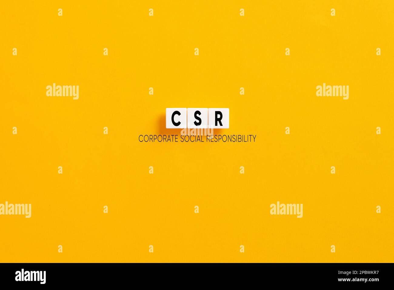 Des blocs de lettres blancs sur fond jaune avec l'acronyme RSE Corporate social Responsibility. Banque D'Images