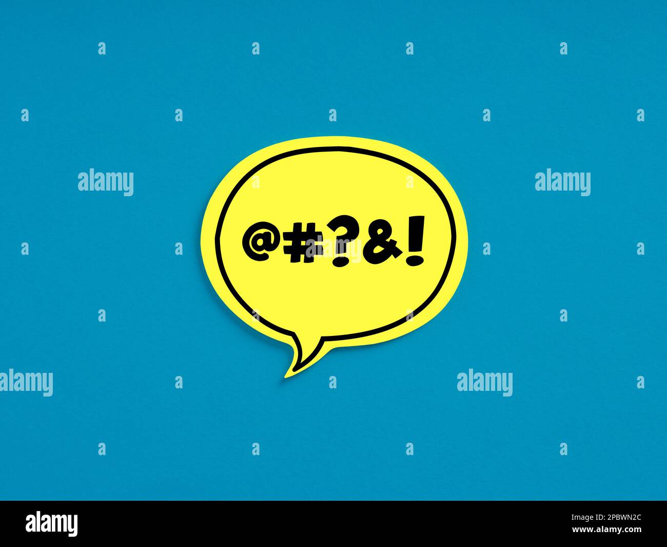 Jurez des mots ou courtez sur une bulle de discours jaune sur fond bleu. Devenir fou, contrarié ou en colère sur un commentaire troll ou un post de forum. Lutte et désagreem Banque D'Images