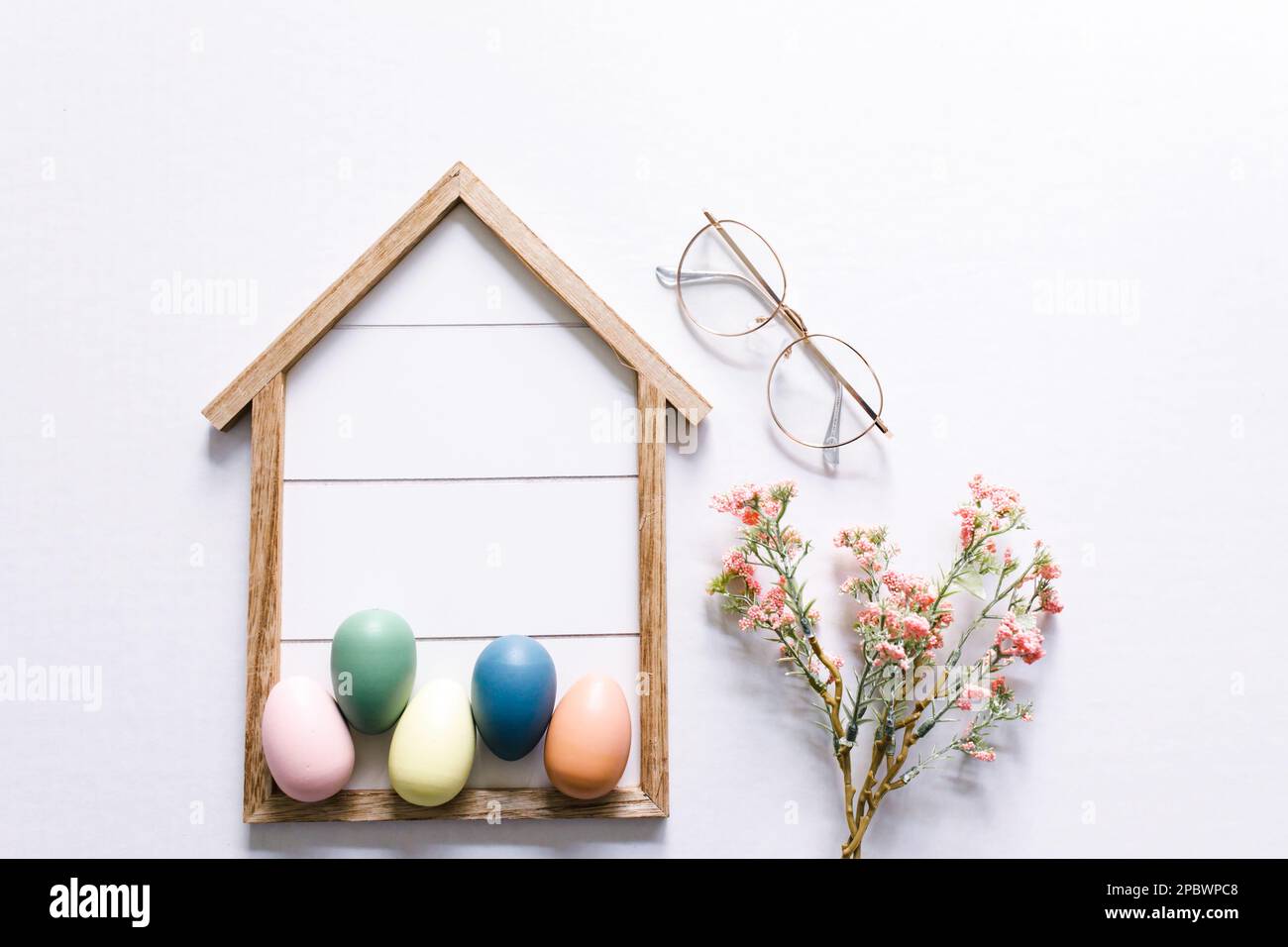 La maison est où les oeufs sont à couver et les fleurs sont en fleurs Banque D'Images