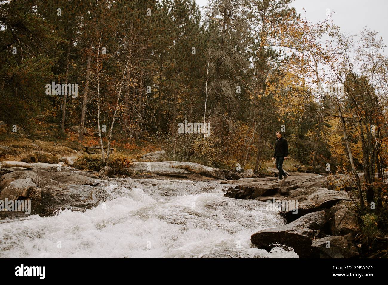 Jeune homme explorant la nature au bord d'une rivière dans le Bouclier canadien Banque D'Images