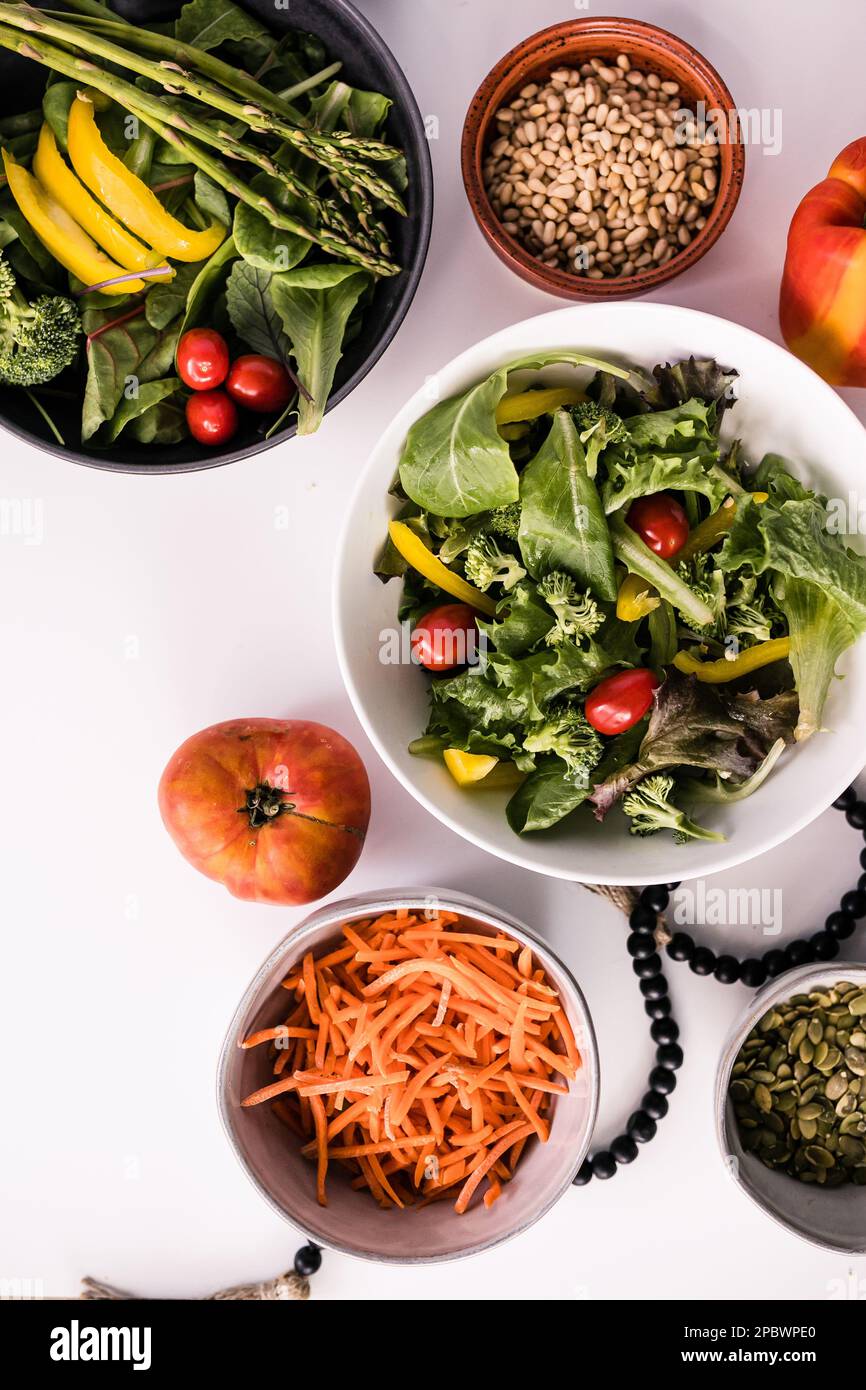 Légumes frais, salade de printemps et garnitures Banque D'Images