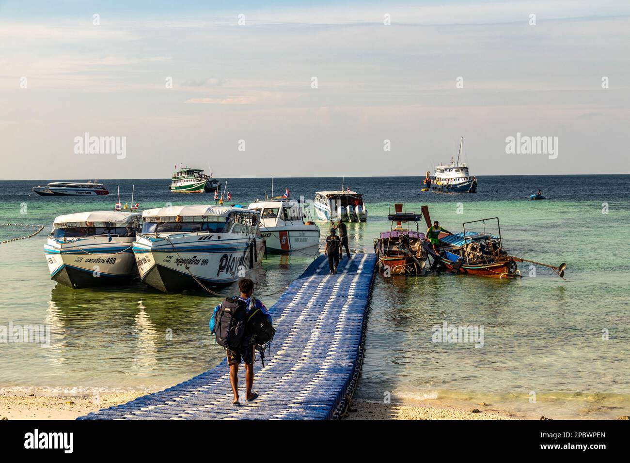 Touriste sur l'île de Thalilands de Koh Lipe prendre à des bateaux pour participer à des sports nautiques. D'autres retournent sur le continent après des vacances sur l'île. Banque D'Images