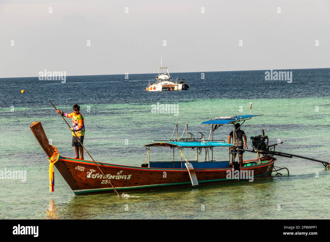 Tourisme profitant de diverses activités sur les plages de l'île de Thai Koh Lipe. L'île est bien connue pour ses sports nautiques Banque D'Images