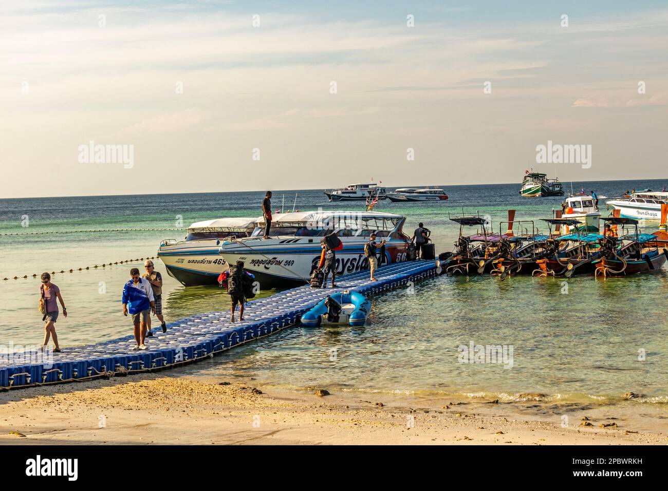 Touriste sur l'île de Thalilands de Koh Lipe prendre à des bateaux pour participer à des sports nautiques. D'autres retournent sur le continent après des vacances sur l'île. Banque D'Images