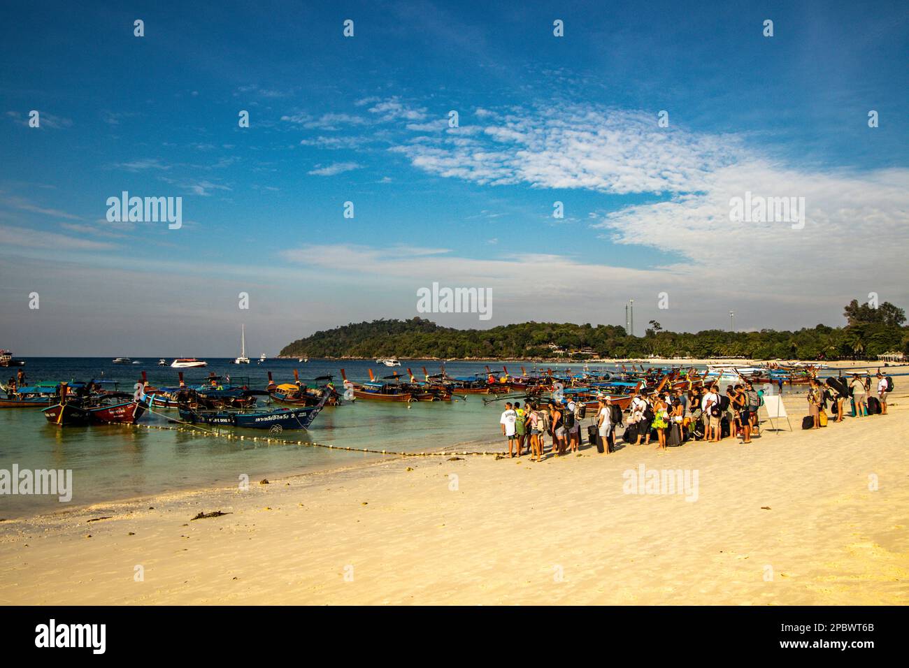 Tourisme profitant de diverses activités sur les plages de l'île de Thai Koh Lipe. L'île est bien connue pour ses sports nautiques Banque D'Images