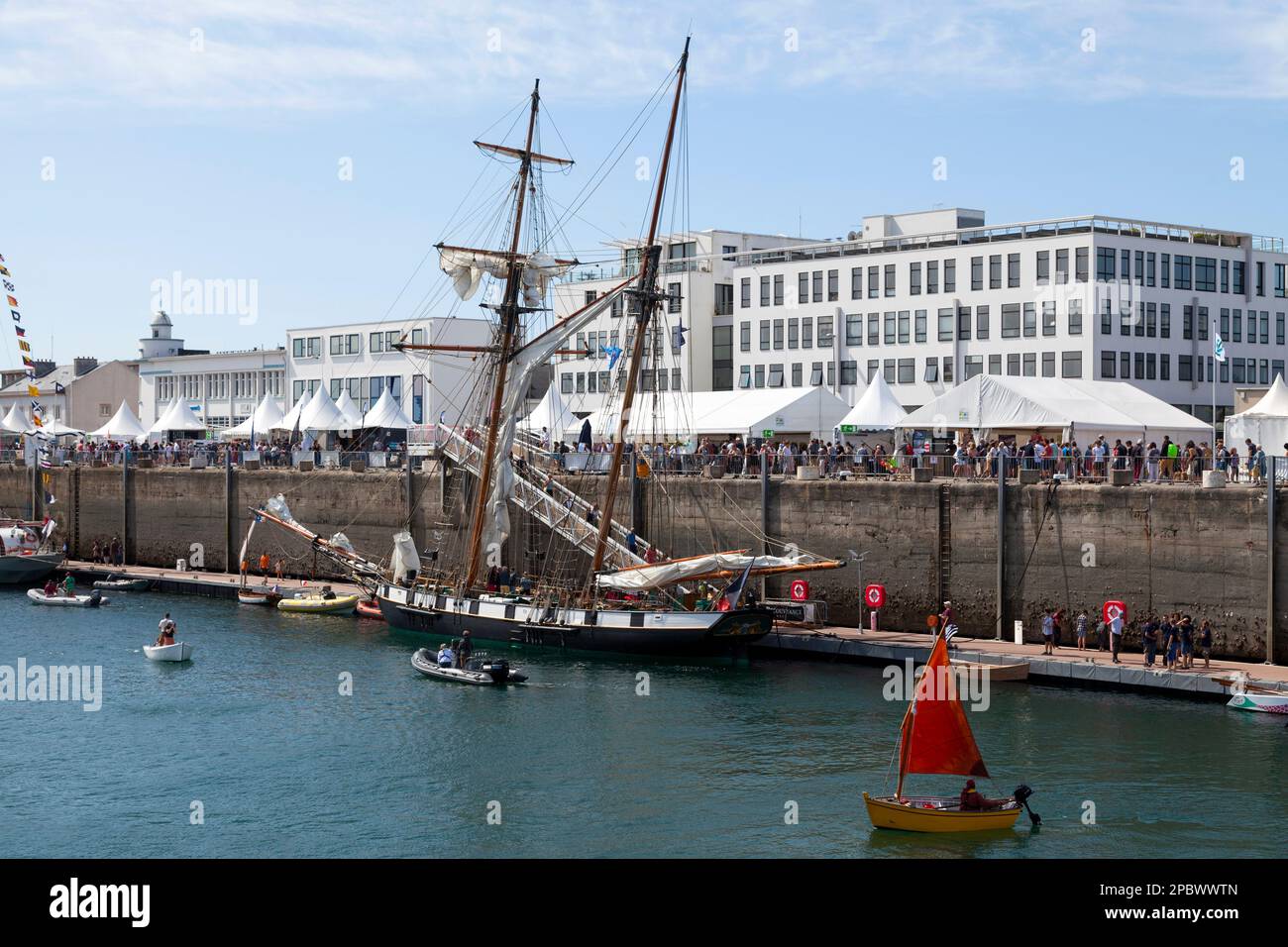 Brest, France - 14 juillet 2022 : la Recouvrance est une réplique de la goélette à bâbord, nommée en l'honneur de Recouvrance, l'un des quartiers de Brest. Banque D'Images