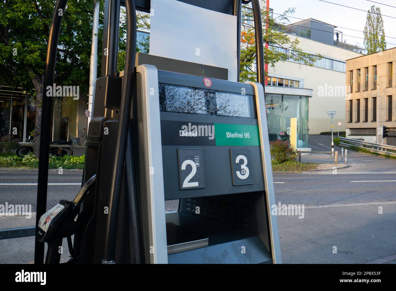 Station-service en libre-service avec buses à gaz et diesel en Suisse. Gros plan, pas de personne. Banque D'Images