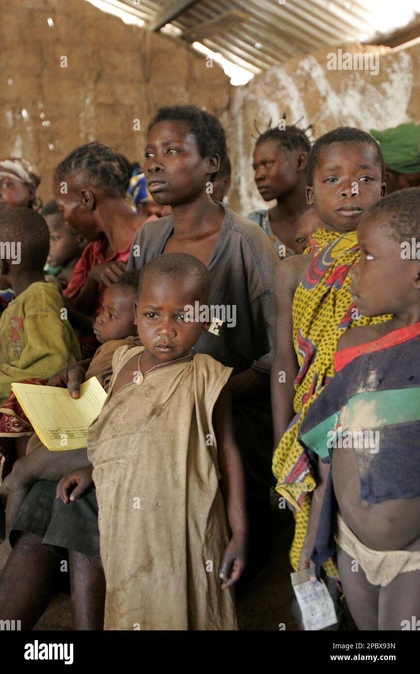 Displaced people gather for medical treatment at a MSF Holland field clinic in the village of Sido, Central African Republic, Wednesday, Feb. 14, 2007. Central African Republic has struggled for more than a year to contain a homegrown low-intensity rebellion in the northwest. Now, a new insurgency in the northeast near Sudan's Darfur region has compounded this fragile nation's troubles and displaced tens of thousands of people. (AP Photo/Schalk van Zuydam) Banque D'Images
