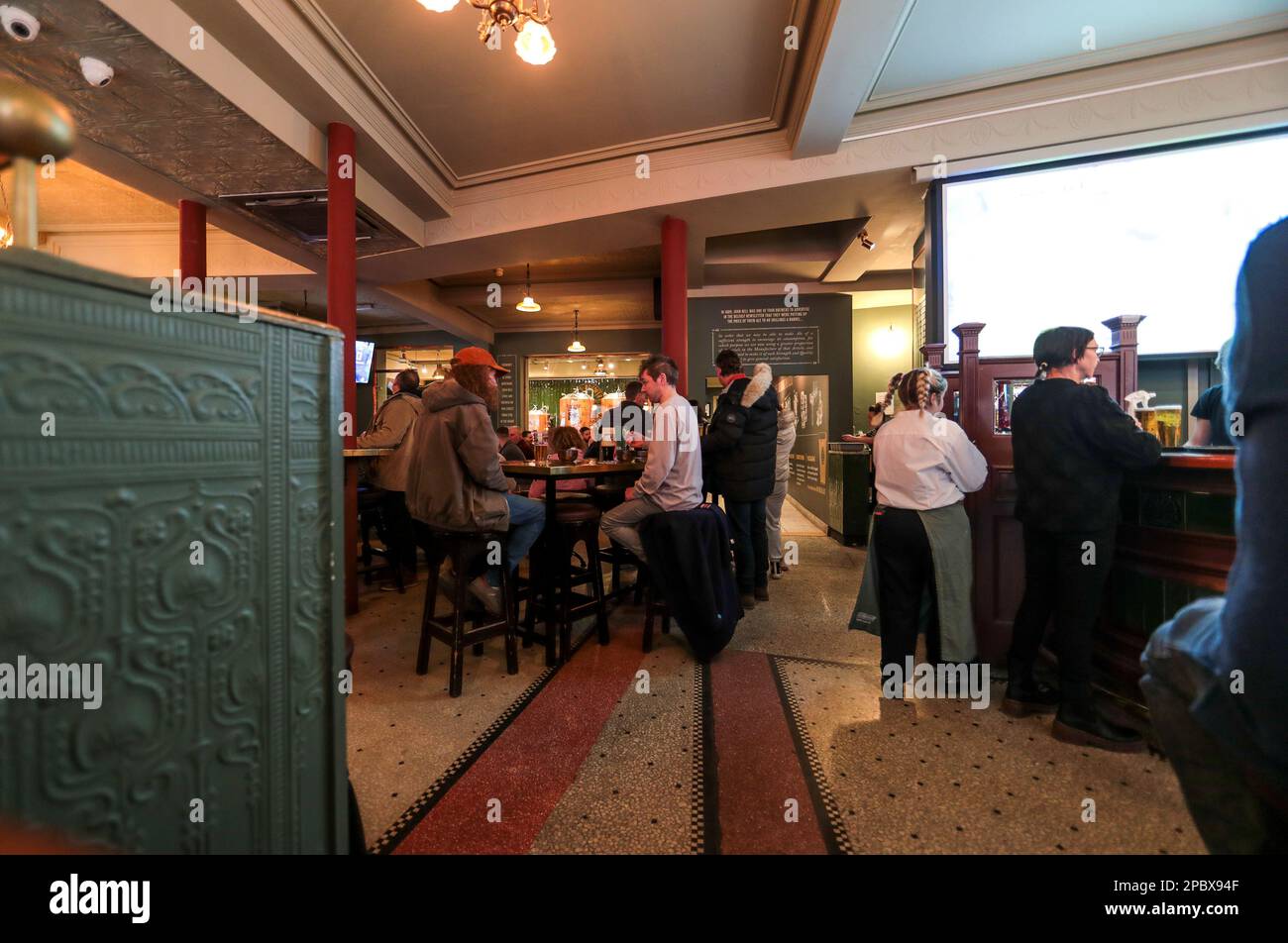 Regarder le rugby au Deer's Head pub, Belfast, Irlande du Nord, Royaume-Uni. Banque D'Images