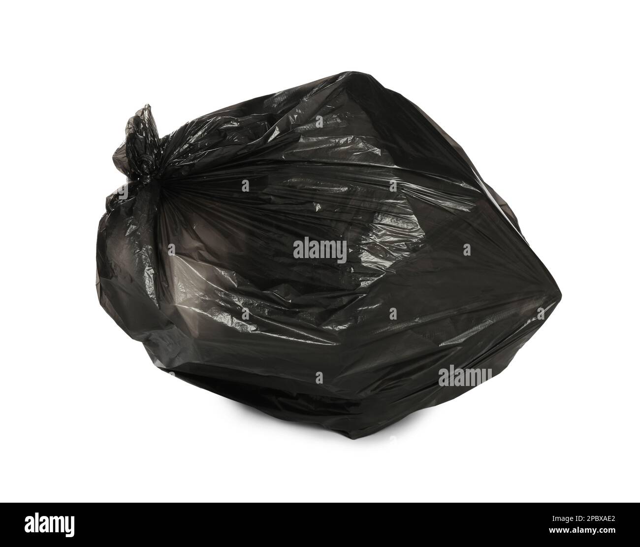Sac poubelle noir rempli d'ordures isolées sur blanc Banque D'Images